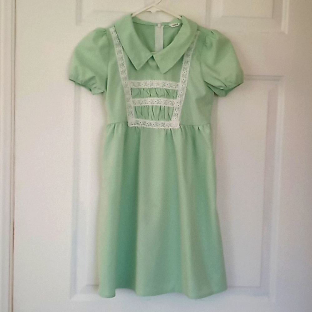 Girls dress size 9Y great for holidays or everyday wear. Easy care.